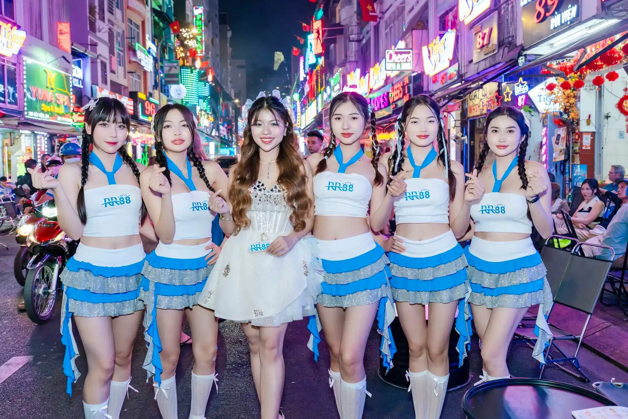 Dàn cast nữ RR88 check-in cùng người dân tại phố đi bộ
