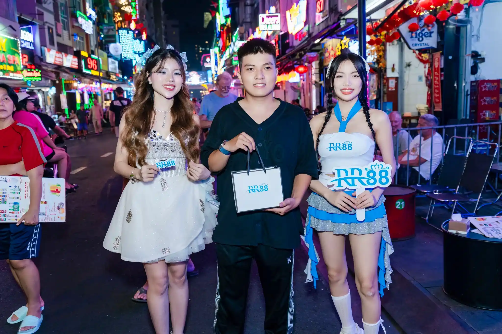 Một số hình ảnh RR88 tặng quà cho người dân có mặt tại Bùi Viện tối 20/04/2025: