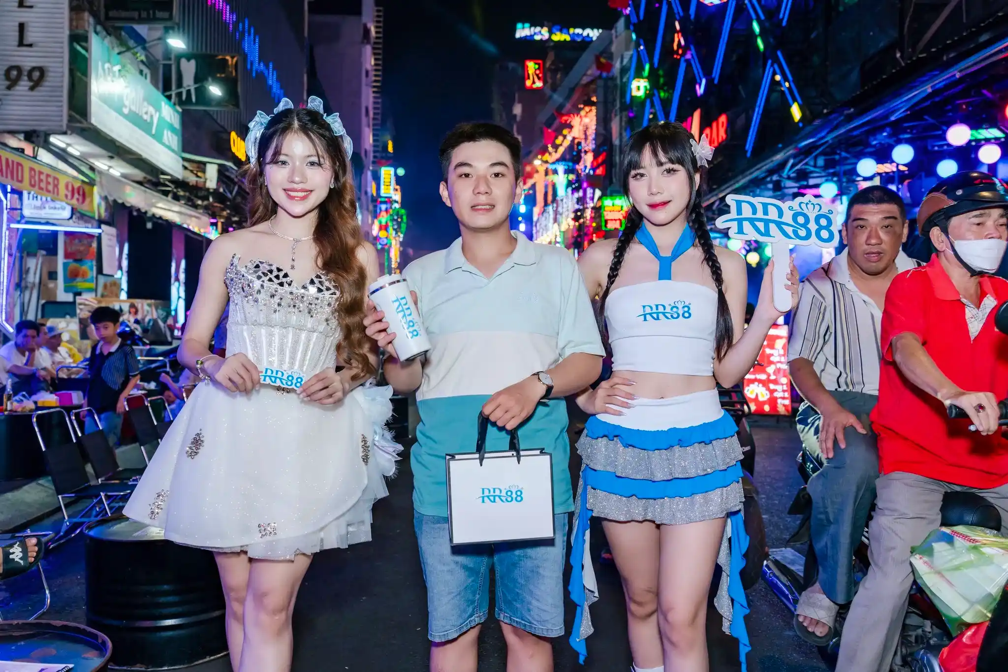 Một số hình ảnh RR88 tặng quà cho người dân có mặt tại Bùi Viện tối 20/04/2025: